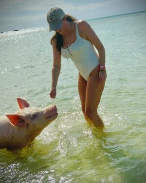 Sarah Parish Instagram - Just me and my pig. Amazing day swimming with pigs in the Bahamas. This @regentcruises on the Grandeur is exceptional. Highly recommend.
@thejimmurray @regentcruises #sevenseasgrandeur #bahamas