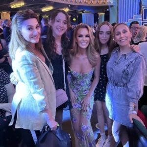 Sarah Parish Instagram - So much fun at the @bgt semi finals. Thank you @noholdenback for looking after us. You looked STUNNING as always and we had a super fun night. @rcmk @bgt #Nelly&Matilda❤️❤️❤️❤️