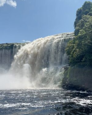 Sarah Willis Instagram - Il Congreso Mundial El Sistema - Part 2 Canaima
We were lucky enough to visit stunning Canaima where there is fantastic music going on @sistemacanaima in the indigenous community. A short walk from the “airport” we were greeted by a wind ensemble playing the New World Symphony directed by @priscilapcam. The day was full of music and we even got to expore behind the famous waterfall - it was a very bonding day for all of us imvolved in the Congreso and beautiful to see the power of music in this community.