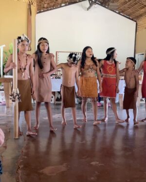 Sarah Willis Instagram - Il Congreso Mundial El Sistema - Part 2 Canaima
We were lucky enough to visit stunning Canaima where there is fantastic music going on @sistemacanaima in the indigenous community. A short walk from the “airport” we were greeted by a wind ensemble playing the New World Symphony directed by @priscilapcam. The day was full of music and we even got to expore behind the famous waterfall - it was a very bonding day for all of us imvolved in the Congreso and beautiful to see the power of music in this community.