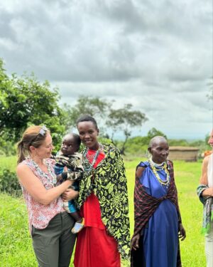Sarah Willis Instagram - Music with the Maasai in magical Tanzania - an experience of a lifetime. Thank you @nimaliafrica @jimchasses and Mum! 🐘🦒