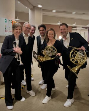 Sarah Willis Instagram - Adored sharing the stage with @canadianbrass tonight - I’ve loved this ensemble for a long time and tonight’s concert in Berlin was just great. Wonderful to see you all and thanks for letting me play along! 📯🎺💖