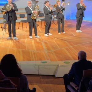 Sarah Willis Instagram - Adored sharing the stage with @canadianbrass tonight - I’ve loved this ensemble for a long time and tonight’s concert in Berlin was just great. Wonderful to see you all and thanks for letting me play along! 📯🎺💖