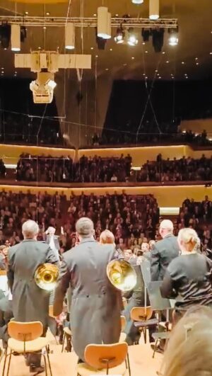 Sarah Willis Instagram - The #BerlinPhilHorns taking a bow after playing Schmidt‘s 2nd Symphony. I love this view, this hall and these horns! 📯 @berlinphil