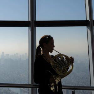Sarah Willis Instagram - Bells up Tokyo! A day in this fantastic city with 📯 and 📷. I love being in Tokyo and can’t wait to go back 🇯🇵 Thanks to @monikarittershaus for these wonderful photos and the great day. #BerlinPhilonTour