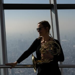 Sarah Willis Instagram - Bells up Tokyo! A day in this fantastic city with 📯 and 📷. I love being in Tokyo and can’t wait to go back 🇯🇵 Thanks to @monikarittershaus for these wonderful photos and the great day. #BerlinPhilonTour