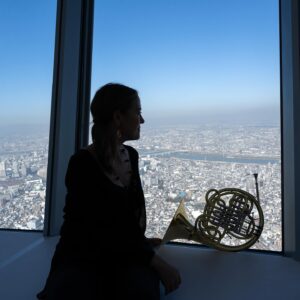 Sarah Willis Instagram - Bells up Tokyo! A day in this fantastic city with 📯 and 📷. I love being in Tokyo and can’t wait to go back 🇯🇵 Thanks to @monikarittershaus for these wonderful photos and the great day. #BerlinPhilonTour