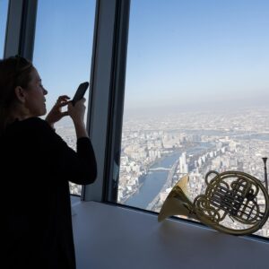 Sarah Willis Instagram - Bells up Tokyo! A day in this fantastic city with 📯 and 📷. I love being in Tokyo and can’t wait to go back 🇯🇵 Thanks to @monikarittershaus for these wonderful photos and the great day. #BerlinPhilonTour