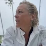 Sarah Beeny Instagram - Bees are just the most incredible creatures, endlessly fascinating! Please excuse my poor close up photos!! 🐝❤️🐝 #bee #beekeeper xxx