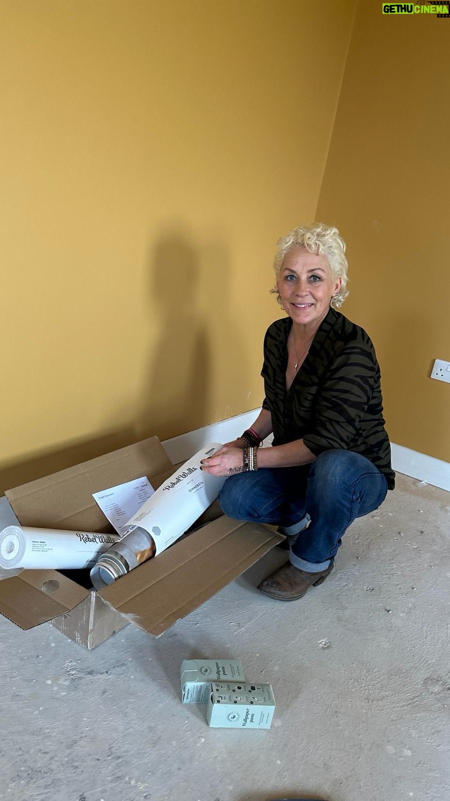 Sarah Beeny Instagram - Ceilings!! They are the 5th wall, so don’t ignore them - they can be a joy… 🧡🧡this one @rebelwalls xxx. . . . #ceiling #ceilingdesign #wallpaper #mural #havefun