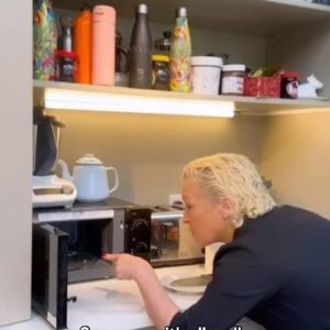 Sarah Beeny Instagram - I think this is the absolutely the best way to clean a microwave…so satisfying, so speedy and no chemicals required! 🍋🍋🍋.
.
.
#cleaning #clean #cleaningtips #nochemicals #microwave