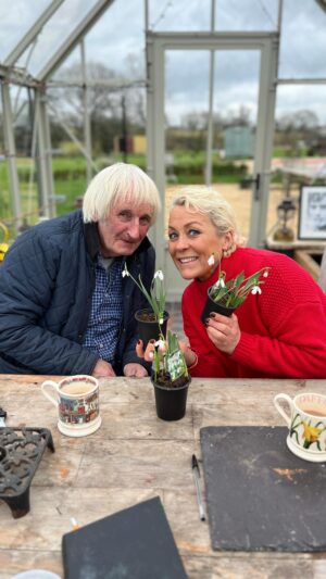 Sarah Beeny Instagram - If you want to move them or add them…now is the time!!! @bloomingbert on one of my favourites - the Snowdrop ❄️💧xxx. 

#gardening #gardeninglife #snowdrop #bulb #inthegreen #spring #lifelessons