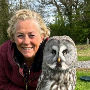 Sarah Beeny Instagram - What a beauty!!! Xxx #owl @pitcombe_rock_falconry
