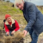 Sarah Beeny Instagram – 💩💩💩What’s the perfect manure? Bert answers all! Xxx
.
.

#gardening #manure #gardeninglife #gardeningtips #roses #growyourown @bloomingbert