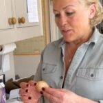 Sarah Beeny Instagram - The weird and wonderful joy of keeping chickens! 🐓🥚😬 . . . #chickens #rescue #grateful #chickensofinstagram