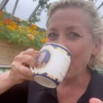 Sarah Beeny Instagram - According to the @unitednations a third of the world’s food production depends on bees! l love tea, I love bees ☕️❤️🐝 xxx #internationalteaday #worldbeeday #worldbeeday2024 #tea