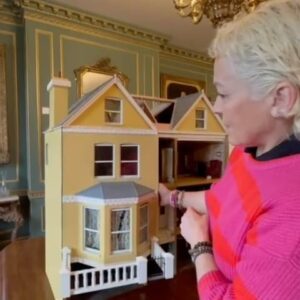 Sarah Beeny Instagram - I can’t quite believe how lucky I am to be reunited with this incredible #dollhouse - urgent update required though #netcurtains #gottogo 🤣Xxx
.
.
.

#dollhouse #mini #miniature #dollshouse #homes #minihouse #tinyhouse #family #dollhouserenovation #reunited #familyheirloom #cats #catsindollhouses