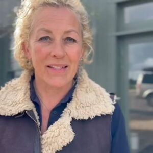 Sarah Beeny Instagram - Pushing gravel about, I need to step away now! 🤣🤣xxx.
.
.
buildingsystemsuk #tatasteel