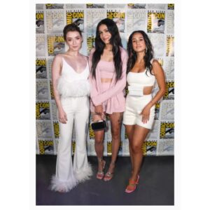 Sarah Bolger Instagram - SEASON 5, baby!! I don’t think you understand the joy and surprise I felt today hearing we got picked up for another season. To these beautiful people on stage with me… to the kind fans… and to @fxnetworks I say: “Thank you. Thank you. Thank you!!!!!! “💫