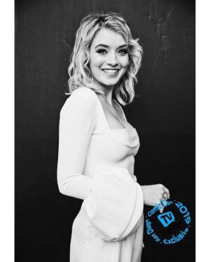 Sarah Bolger Instagram - Pleasure hanging with @tvinsider yesterday! Thank you @iheartmaarten for these incredible photos!! Hair: @mattshair 
Makeup: @makeupbysvh 
Stylist: @katiebof 
Suit: @awake_mode 🖤