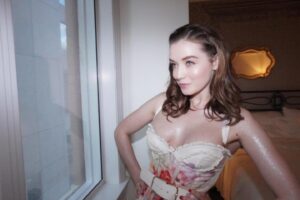Sarah Bolger Instagram - Leaving glitter everywhere I went. Austin, @fxnetworks and #ATX, thank you. What an amazing weekend. And thank you for this unbeatable glam team. 
Styling: @highheelprncess 
MU: @makeupbysvh 
Hair: @neverblandbeauty