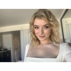 Sarah Bolger Instagram - I’m so proud to be at #ComicCon for the second year with @mayansfx. I am moved and honored by the amount of support and excitement you guys have for season two. We promise, it won’t disappoint. 
Thank you to everyone who joined us today, and to everyone we will meet tomorrow. #MayansFX