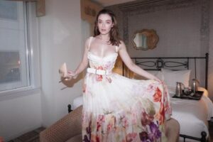 Sarah Bolger Instagram - Leaving glitter everywhere I went. Austin, @fxnetworks and #ATX, thank you. What an amazing weekend. And thank you for this unbeatable glam team. 
Styling: @highheelprncess 
MU: @makeupbysvh 
Hair: @neverblandbeauty