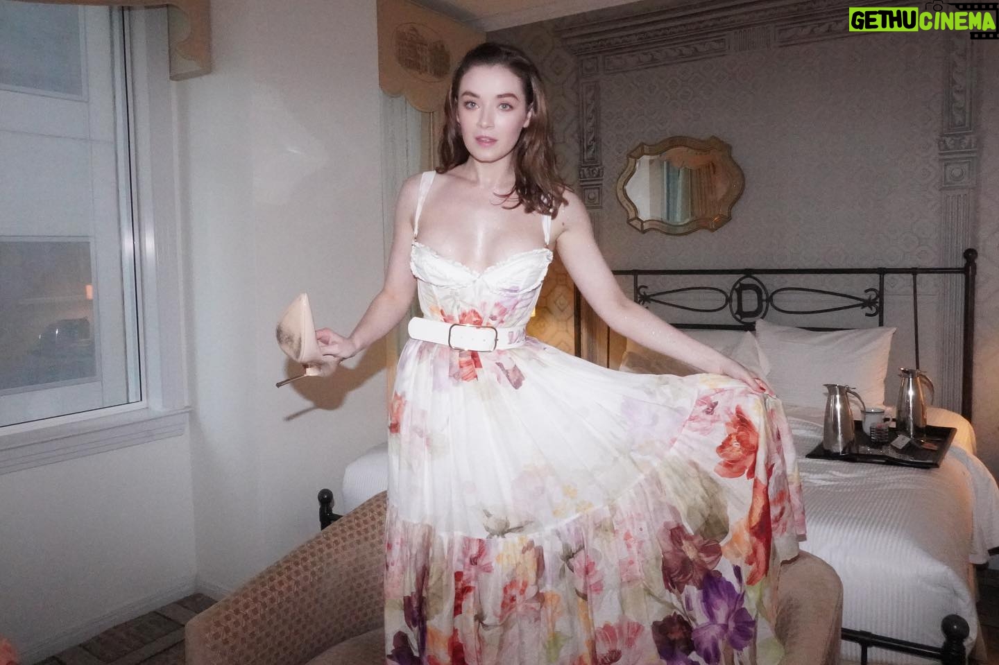 Sarah Bolger - 11.6K Likes - Leaving glitter everywhere I went. Austin, @fxnetworks and #ATX, thank you. What an amazing weekend. And thank you for this unbeatable glam team.
Styling: @highheelprncess
MU: @makeupbysvh
Hair: @neverblandbeauty