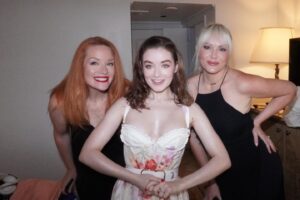 Sarah Bolger Instagram - Leaving glitter everywhere I went. Austin, @fxnetworks and #ATX, thank you. What an amazing weekend. And thank you for this unbeatable glam team. 
Styling: @highheelprncess 
MU: @makeupbysvh 
Hair: @neverblandbeauty