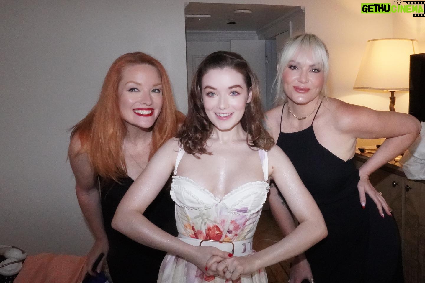 Sarah Bolger - 11.6K Likes - Leaving glitter everywhere I went. Austin, @fxnetworks and #ATX, thank you. What an amazing weekend. And thank you for this unbeatable glam team.
Styling: @highheelprncess
MU: @makeupbysvh
Hair: @neverblandbeauty