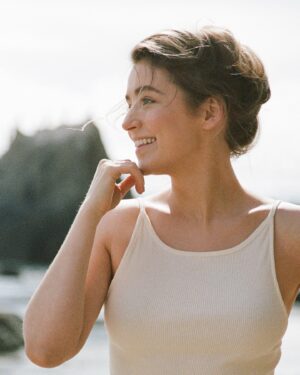 Sarah Bolger Instagram - We’re having a @sarahbolger archive week, clearly (Swipe for all images).

© @emilysandiferphoto 
HMU @jaymekav 
Photo assist @marci.la 

#sarahbolger #mayansmc #emilysandifer #filmphotography #womenphotographers