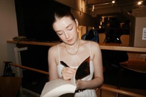 Sarah Bolger Instagram - Signing our hearts out today for #HauntedReels. You can order your copy now!!! 🖊️🖋️ @fantasiafestival