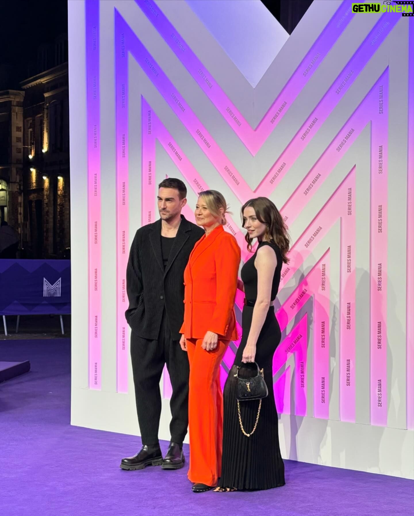Sarah Bolger Instagram - I have never been so grateful to a group of people who are talented, kind and so much damn fun. Proud to be here in competition at @seriesmania. Thank you @yan_england, @artefr, Bruno Nahon, Olivier Glass, André Gulluni and thanks to the best cast anyone could have asked for. #REAMTCH. Coming soon.