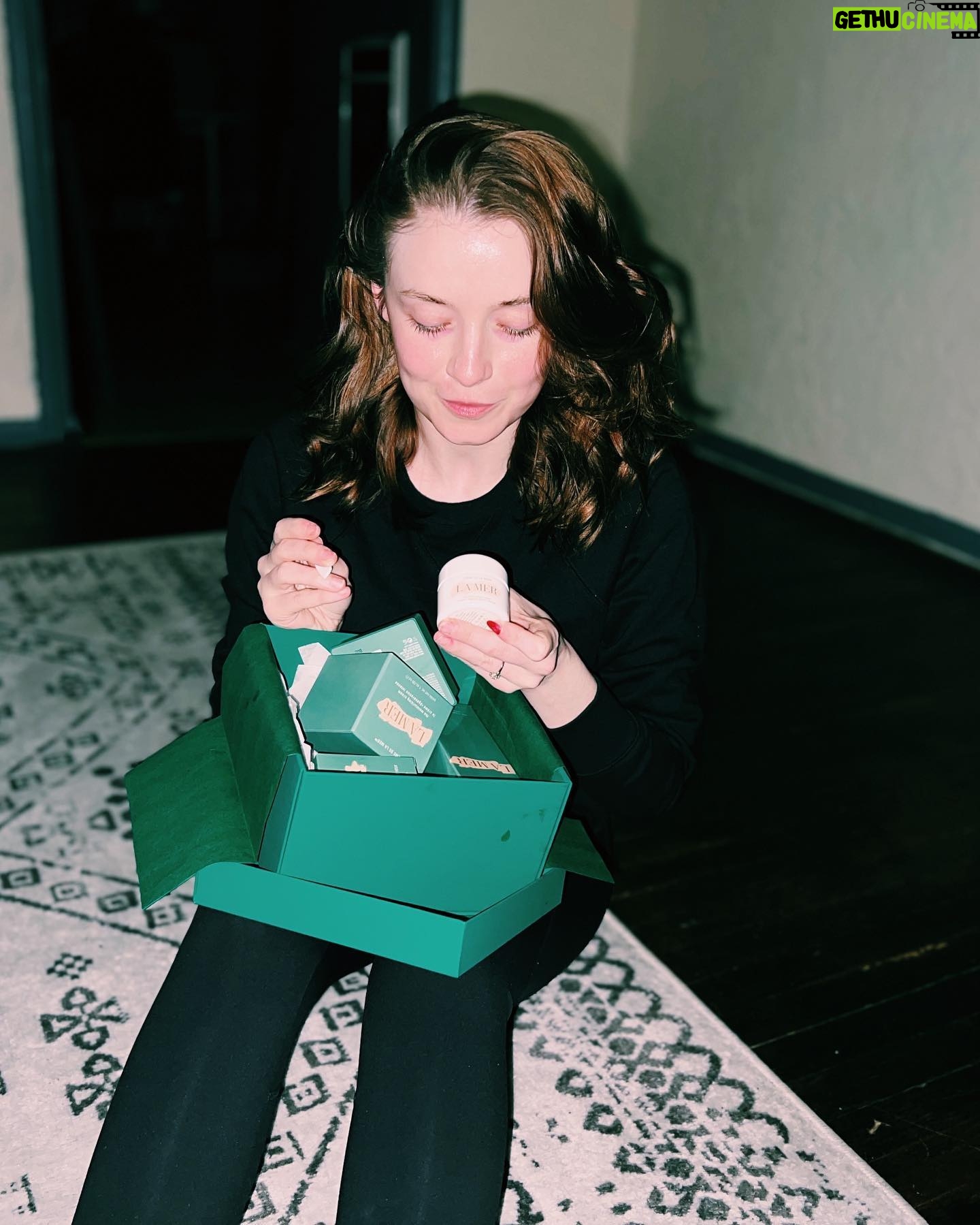 Sarah Bolger Instagram - When your stick-on nails have fallen off, and the leggings are on. A much needed post-event skin rescue! Thank you @lamer @makeupbysvh