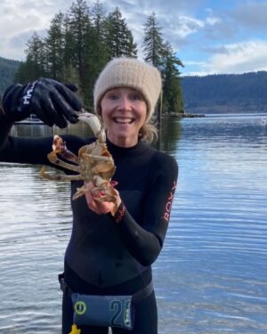 Sarah Chalke Instagram - How to catch dinner in the winter in Canada. Have friends who take you to drop traps in the ocean on paddle boards. #TBT to a day that was hailing when we started and then the sun came out…☀️🦀