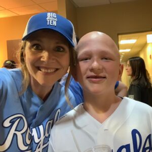 Sarah Chalke Instagram - Usually at this time of year, we’d be at 
@bigslickkc to raise money for @childrensmercy hospital. (As you can see from the first picture I don’t know how “sports” work.) Go to bigslickkc.org for more info on tonight’s virtual event!