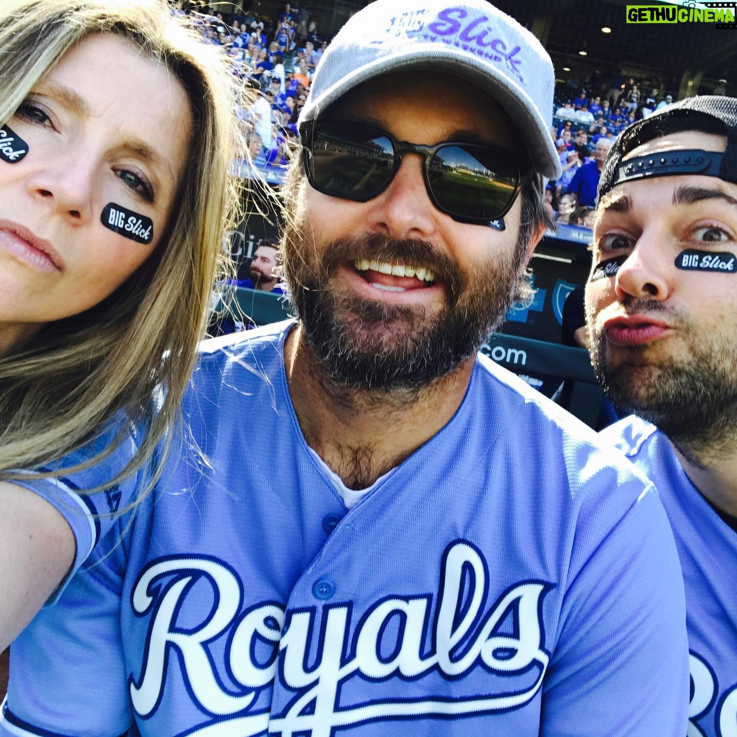Sarah Chalke Instagram - Usually at this time of year, we’d be at @bigslickkc to raise money for @childrensmercy hospital. (As you can see from the first picture I don’t know how “sports” work.) Go to bigslickkc.org for more info on tonight’s virtual event!