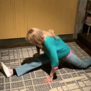 Sarah Chalke Instagram - Splits in jeans...seemed like a good idea at the time. Sorry costume department 🤦‍♀️ #fireflylane @allisa_swanson ❤️