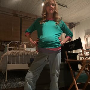 Sarah Chalke Instagram - Splits in jeans...seemed like a good idea at the time. Sorry costume department 🤦‍♀️ #fireflylane @allisa_swanson ❤️