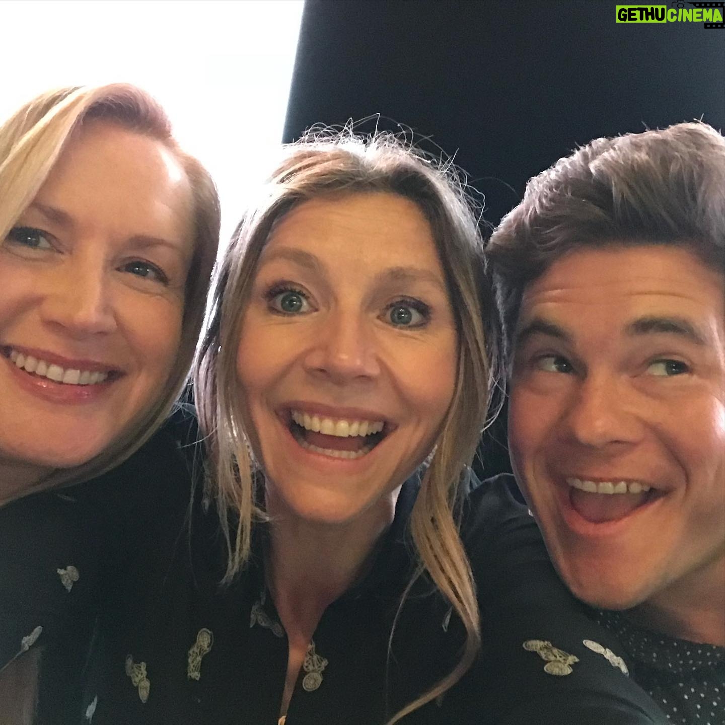 Sarah Chalke Instagram - Usually at this time of year, we’d be at @bigslickkc to raise money for @childrensmercy hospital. (As you can see from the first picture I don’t know how “sports” work.) Go to bigslickkc.org for more info on tonight’s virtual event!