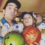 Sarah Chalke Instagram - Usually at this time of year, we’d be at @bigslickkc to raise money for @childrensmercy hospital. (As you can see from the first picture I don’t know how “sports” work.) Go to bigslickkc.org for more info on tonight’s virtual event!
