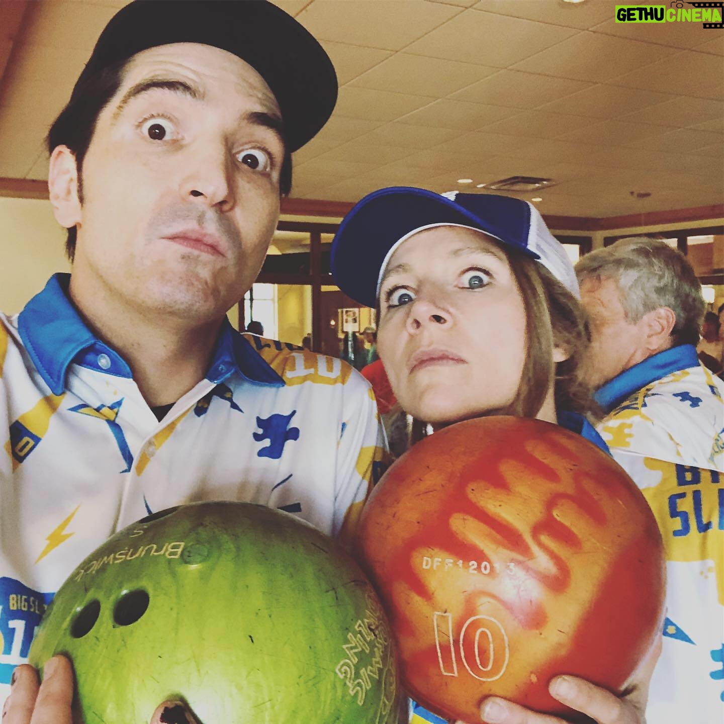Sarah Chalke Instagram - Usually at this time of year, we’d be at @bigslickkc to raise money for @childrensmercy hospital. (As you can see from the first picture I don’t know how “sports” work.) Go to bigslickkc.org for more info on tonight’s virtual event!