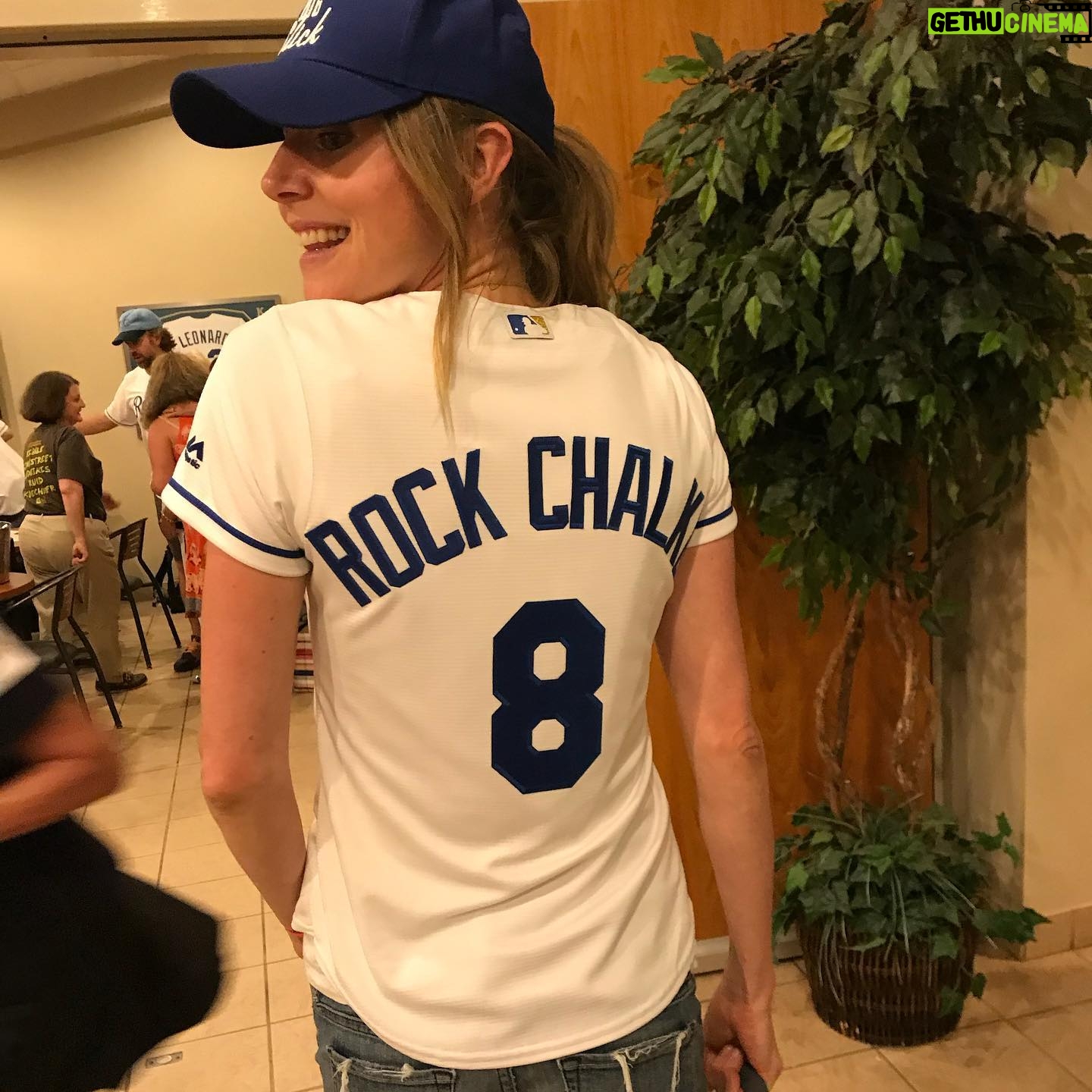 Sarah Chalke Instagram - Usually at this time of year, we’d be at @bigslickkc to raise money for @childrensmercy hospital. (As you can see from the first picture I don’t know how “sports” work.) Go to bigslickkc.org for more info on tonight’s virtual event!