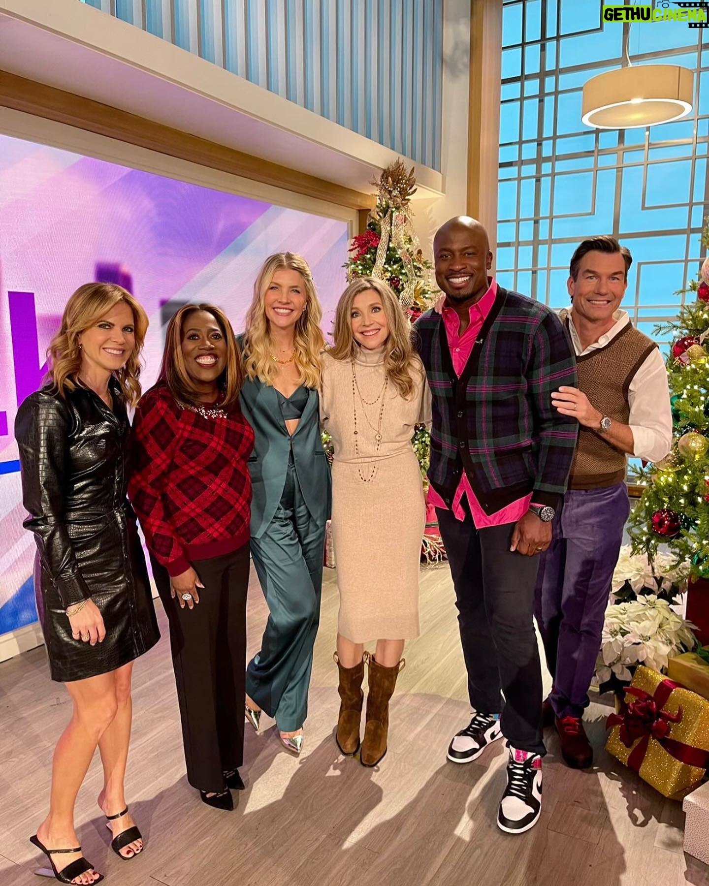 Sarah Chalke Instagram - Thanks so much for having me! @thetalkcbs @amandakloots @akbar_gbaja @sherylunderwood @nataliemoralestv @mrjerryoc @netflix #fireflylane ❤️