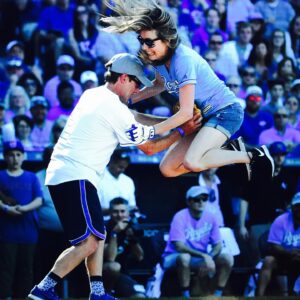 Sarah Chalke Instagram - Usually at this time of year, we’d be at 
@bigslickkc to raise money for @childrensmercy hospital. (As you can see from the first picture I don’t know how “sports” work.) Go to bigslickkc.org for more info on tonight’s virtual event!