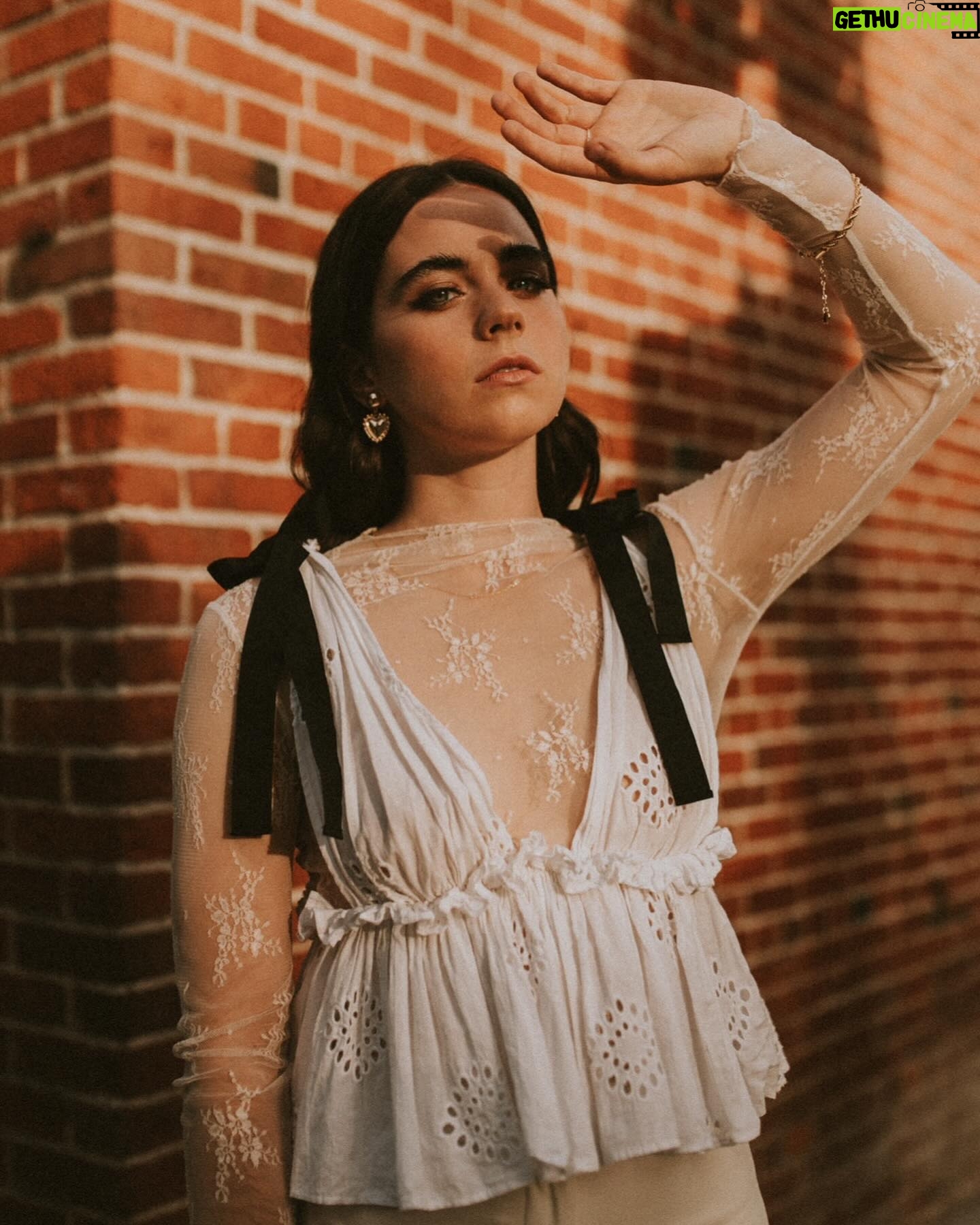 Sarah Desjardins Instagram - Acting like I know what it means to be mysterious and not divulge my entire life story upon “hello.”