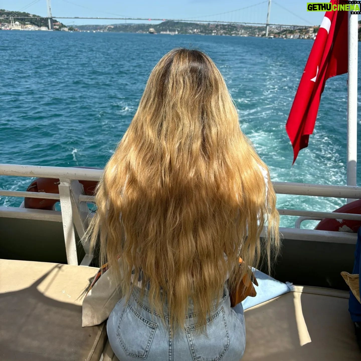 Sarah Machet Instagram - Istanbul 2024 was 🔥. Au bon endroit avec les bonnes personnes. On s'est connues dans l'aviation. 20 ans plus tard on est toujours là et cette fois-ci pour prendre l'avion en tant que passagères 🤩. Et vous, votre dernier voyage entre potes? On cherche la destination de l'année prochaine.. des conseils? #istanbul #turkiye #holidays #friends #instagood