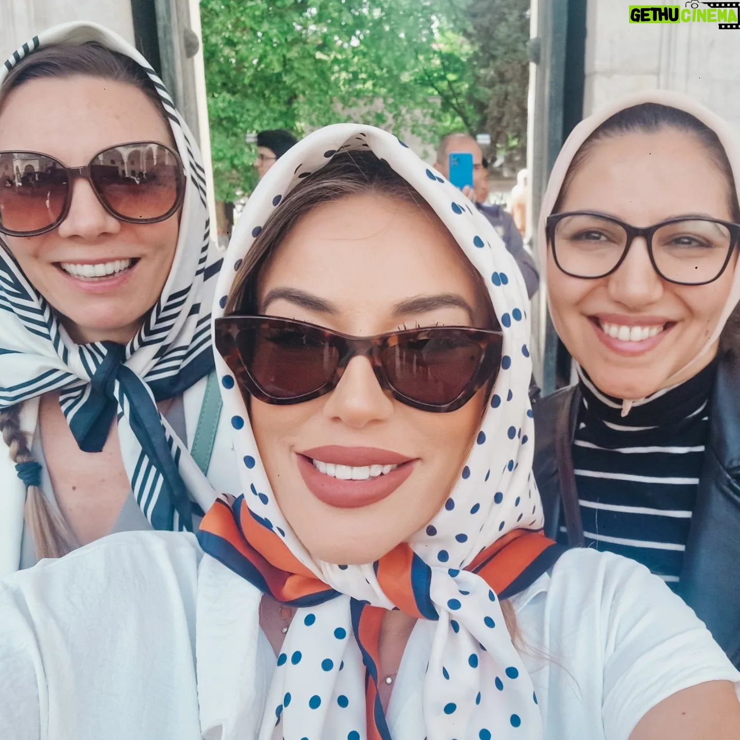 Sarah Machet Instagram - Istanbul 2024 was 🔥. Au bon endroit avec les bonnes personnes. On s'est connues dans l'aviation. 20 ans plus tard on est toujours là et cette fois-ci pour prendre l'avion en tant que passagères 🤩. Et vous, votre dernier voyage entre potes? On cherche la destination de l'année prochaine.. des conseils? #istanbul #turkiye #holidays #friends #instagood