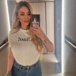 Sarah Machet Instagram – Alors ces derniers j’ai eu besoin de m’évader.
M’évader de moi-même, du temps qui passe, de la vie aussi compliquée puisse-t-elle être par moments.
Faire une pause dans ce temps qui file, dans cette course effrenée.
Besoin de déconnecter pour me reconnecter. Me reconnecter à ce qui a du sens.
Parce qu’il est plus facile de se perdre en courant sur le mauvais chemin qu’en boitant sur le bon.
J’aimerais tout vous donner, les détails de cette vie d’employée ayant des responsabilités, de ma participation à un show télé, du rôle de mère qui a 2enfants, de cette femme mariée depuis 10 ans, de comment on gère notre vie de couple… mais je n y arrive pas.
Il y’a trop. Juste TROP.
Alors je dois faire un choix et partager ma vie sur les réseaux sociaux est ma dernière priorité. Même si je vous aime autant que je vous aime.
J’ai besoin de temps. Pour trouver du temps pour vous partager ma vie, mes moments, faire un bout de route à vos côtés.
“Loin de vous, mais près de moi”.
Je vous aime.