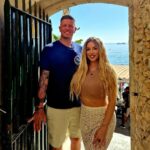 Sarah Machet Instagram – Ah! la vie de couple une fois devenus parents, pas toujours évident hein?!
Ces moments volés à deux, loin des exigences du quotidien, sont comme des bouffées d’air frais dans notre relation.
Ils nous rappellent pourquoi nous avons choisi de construire cette famille ensemble.
Peu importe l’activité, c’est le simple fait d’être ensemble qui compte.Prendre soin de notre relation n’est pas un luxe, mais une nécessité.
C’est ce qui nous aide à rester connectés, à partager nos joies et nos défis, à nous soutenir mutuellement dans cette aventure folle qu’est la parentalité.
Alors, même si nos journées sont parfois chaotiques, je suis reconnaissante pour chaque instant que nous pouvons passer ensemble, juste nous deux.
#love #couple #parents #life #momanddad